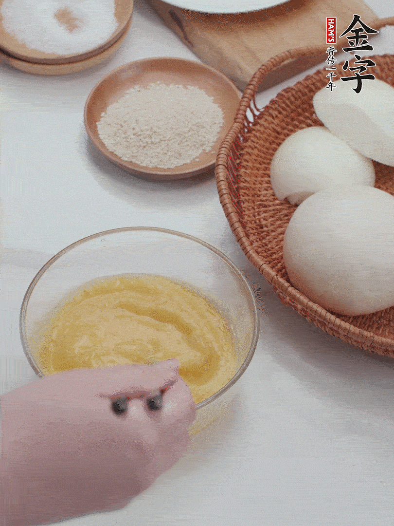 2個(gè)雞蛋加入1小勺鹽、1/2小勺胡椒粉打散。