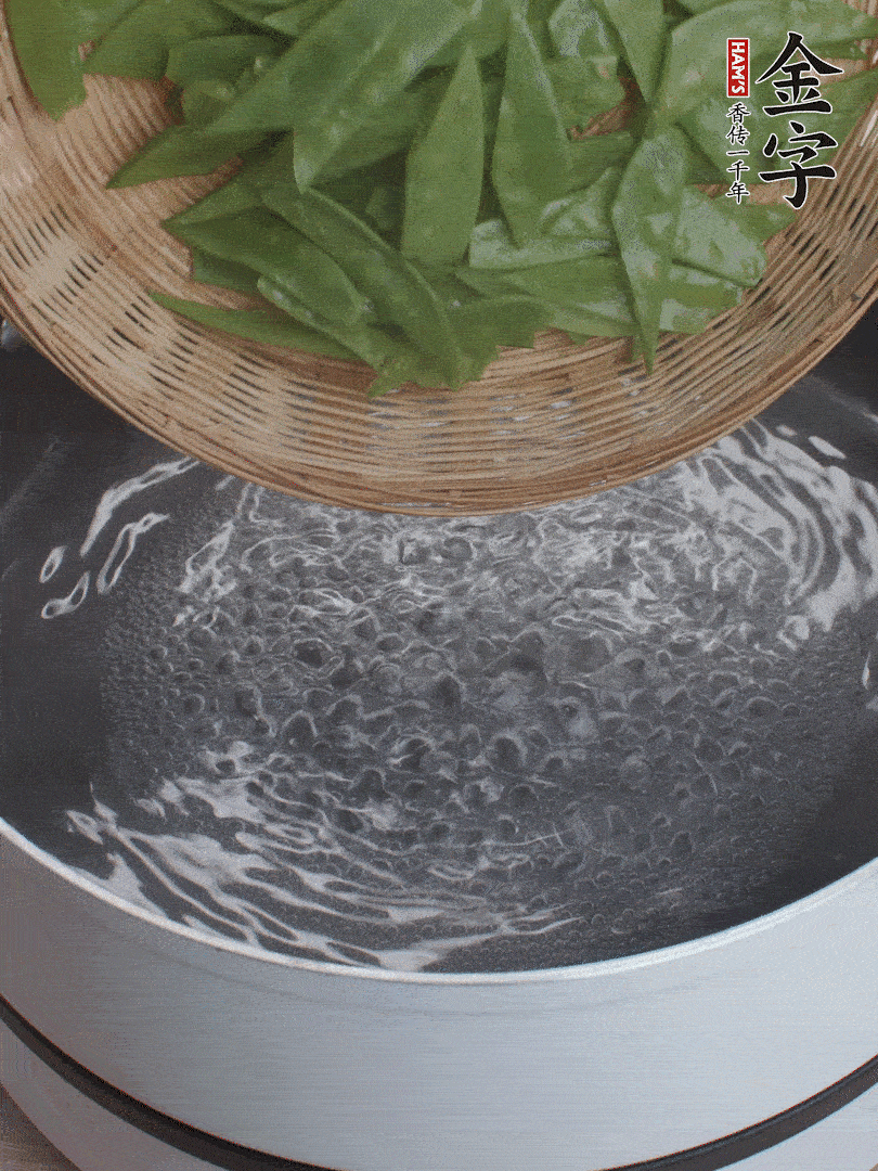 甜豆莢撕掉老筋，斜切兩半，焯水1分鐘。