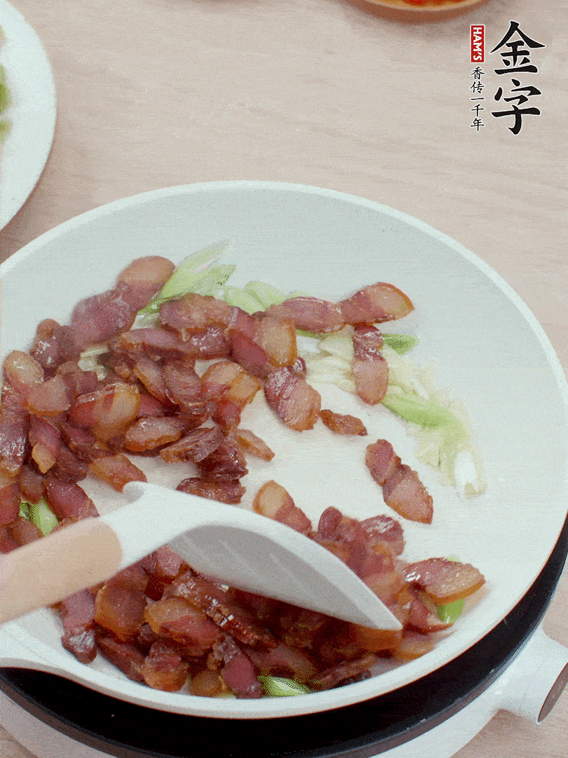 鍋中少許油，姜、蒜白爆香，下臘肉煸出油脂。