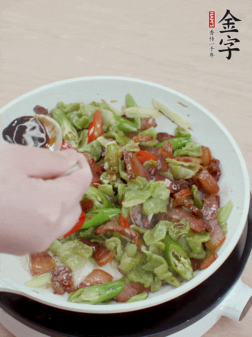 2勺生抽調(diào)味，最后撒蒜葉。