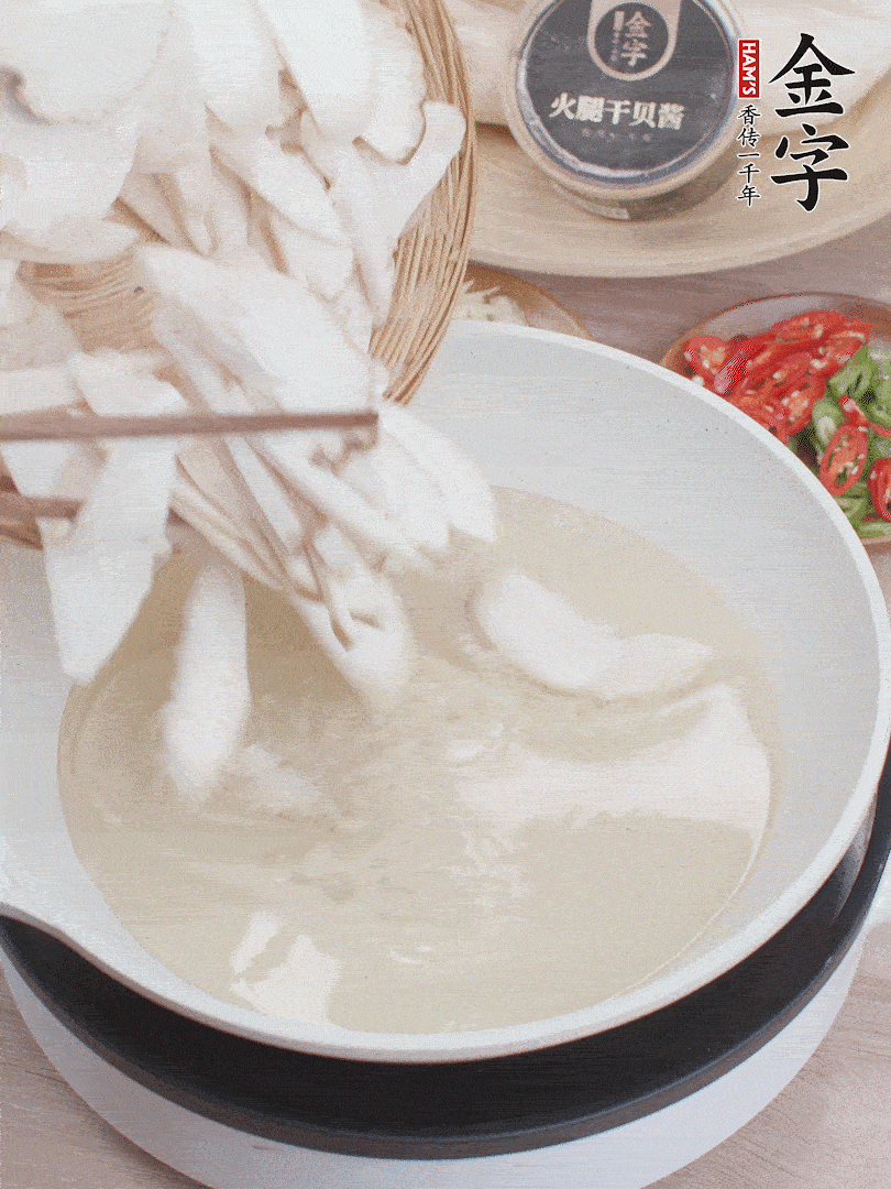 杏鮑菇切成片，油溫7層熱炸2分鐘。