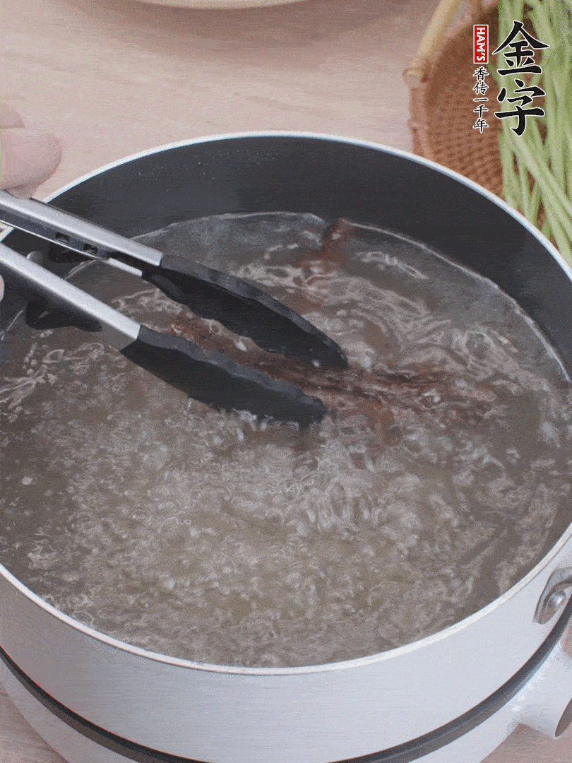 金字醬油肉下鍋煮10分鐘，切薄片。