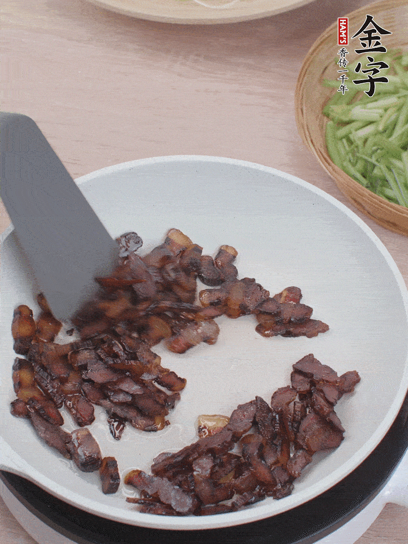 起鍋熱油，煸香醬油肉。