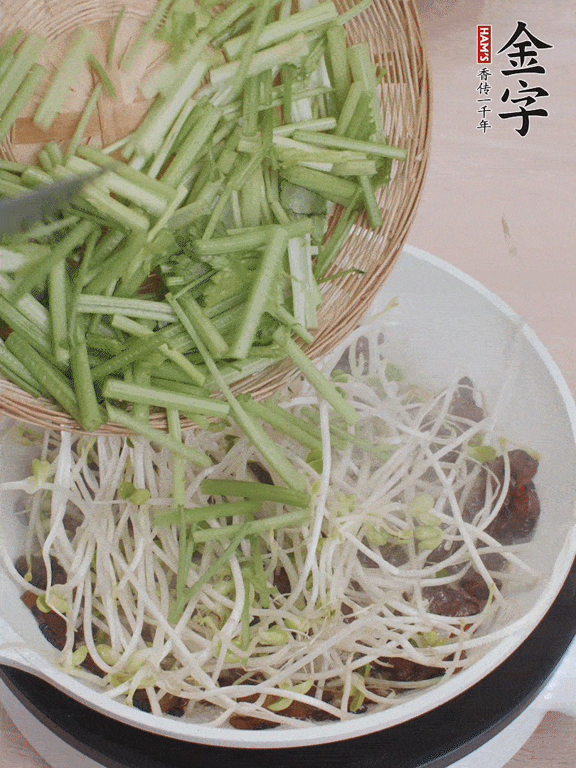 下豆芽、香芹翻炒均勻。