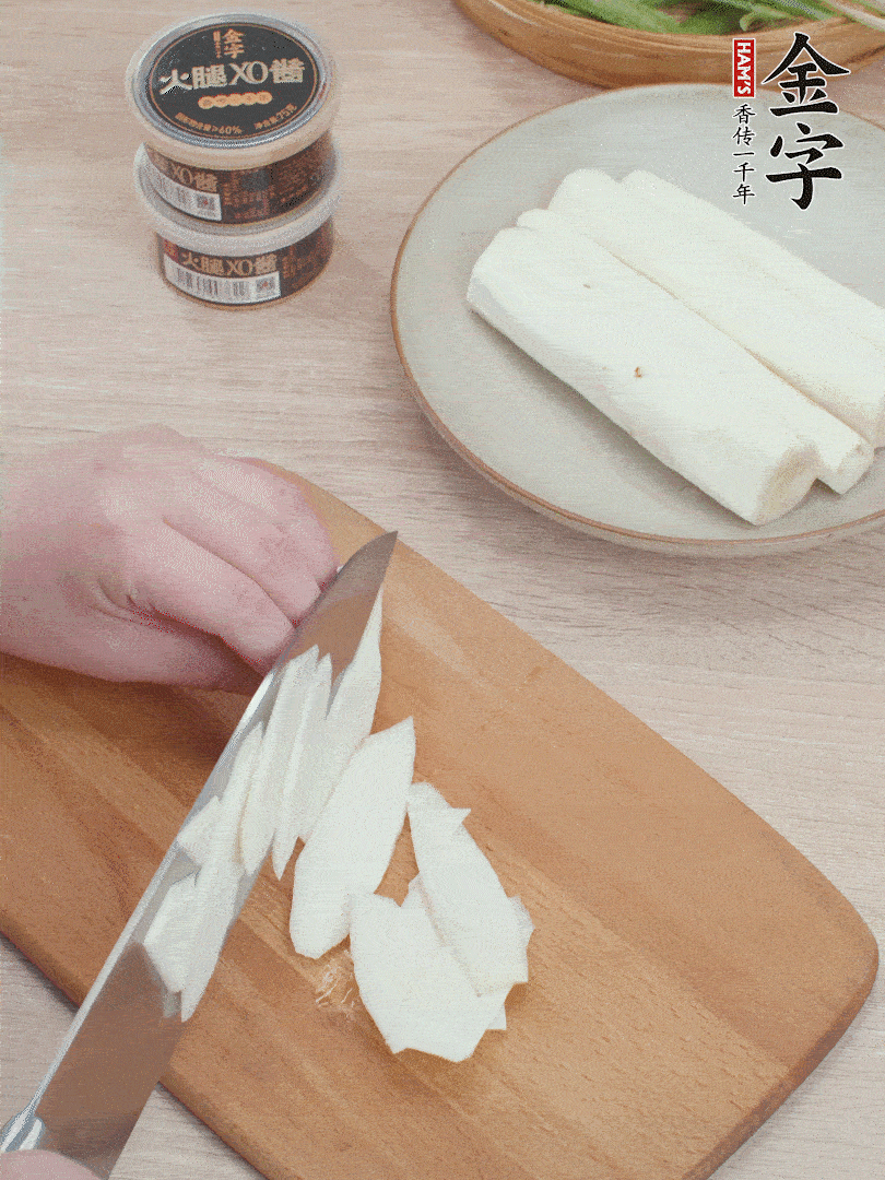 鐵棍山藥去皮，斜刀切片。