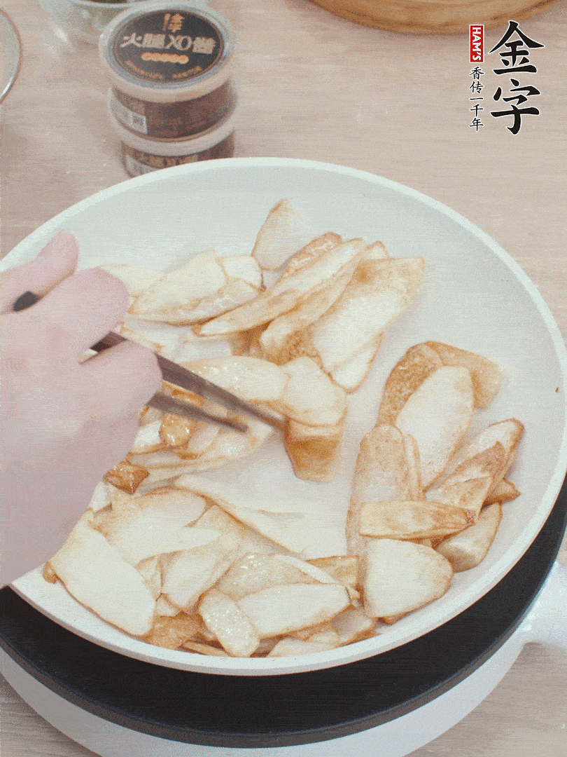 鍋中熱油，山藥煎至兩面金黃。