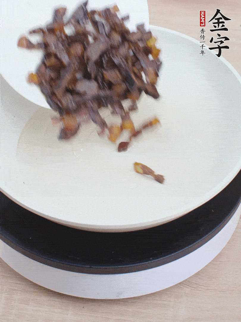 油熱倒醬油肉，編出香味。