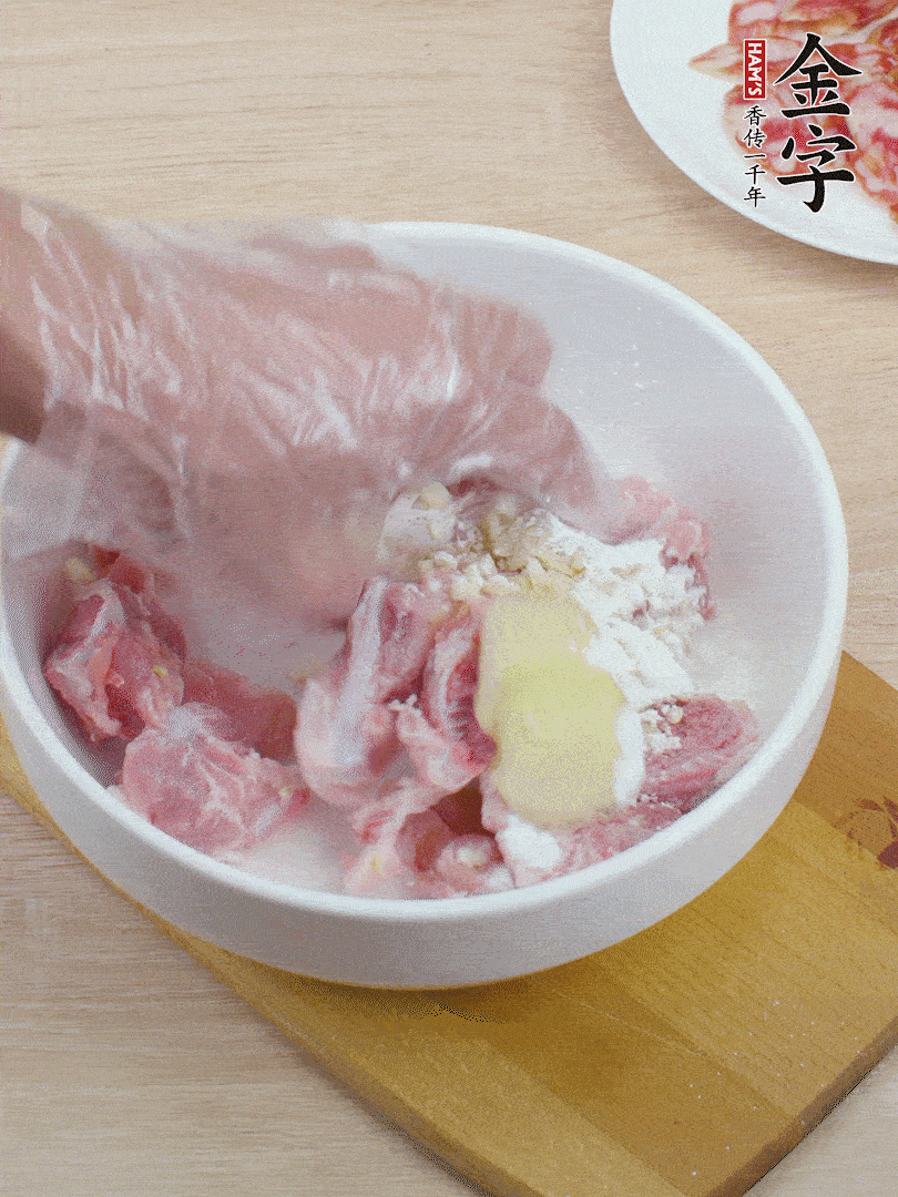 洗凈的小排，加鹽、姜、蒜末、淀粉、胡椒粉抓勻，腌制15分鐘。