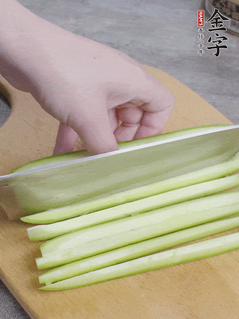 西葫蘆對半切，去瓤切條。
