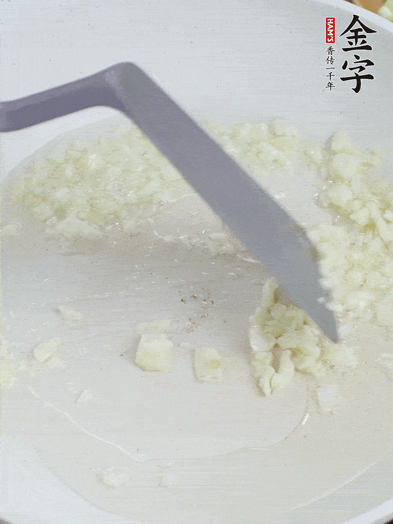 冷鍋熱油，下大蒜煎至兩面微黃。