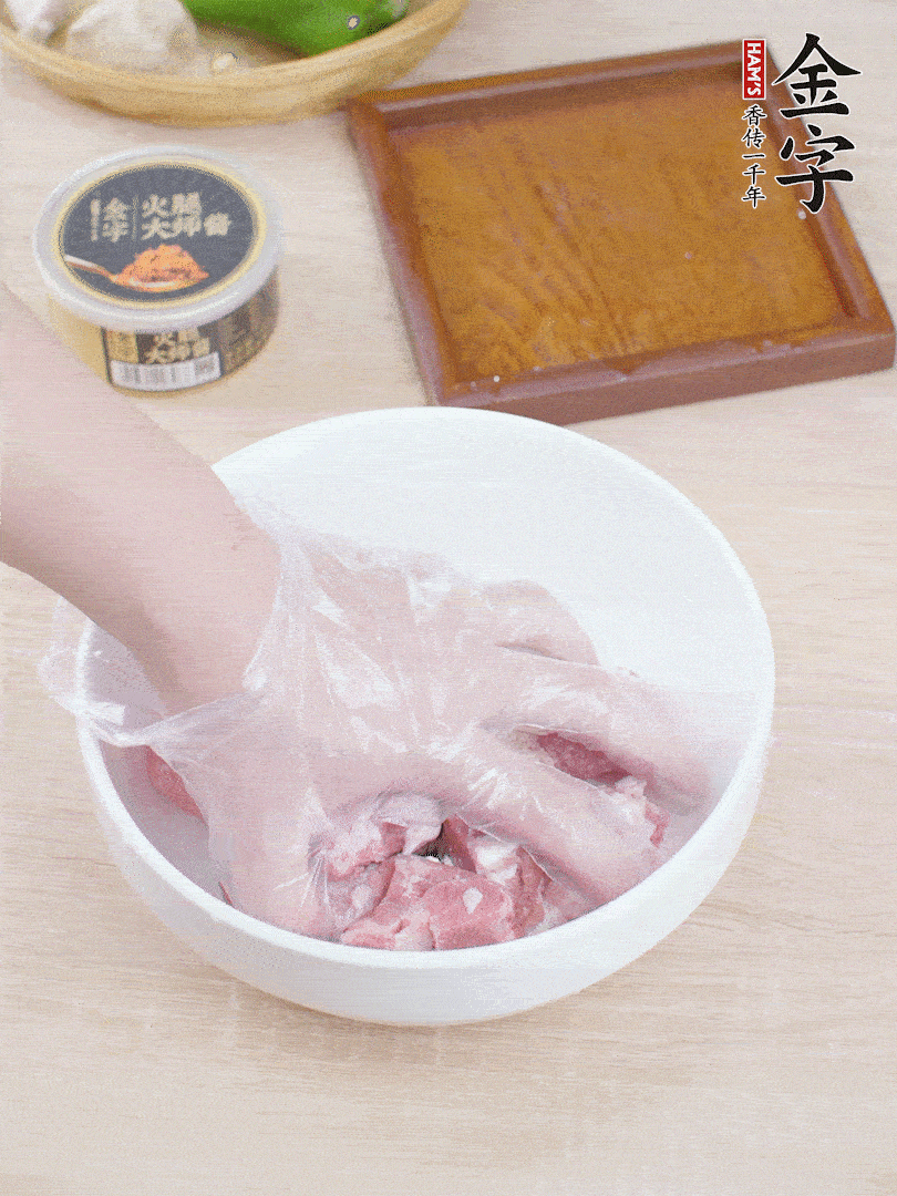 豬小排，加1勺料酒、1勺蠔油、1/3勺白胡椒粉、淀粉，抓拌均勻腌漬30分鐘。青椒去蒂去籽切塊。洋蔥去皮切塊。