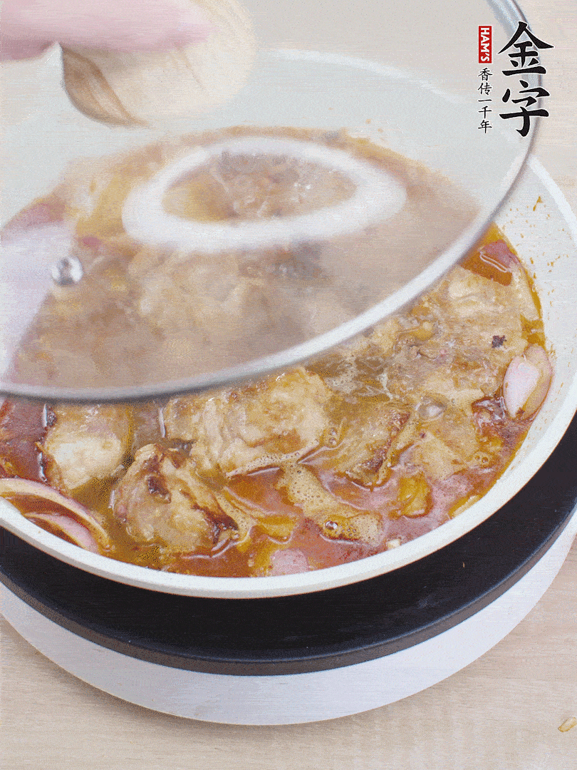 下小排翻炒，加1勺生抽、1點白砂糖和少許水燜2分鐘。