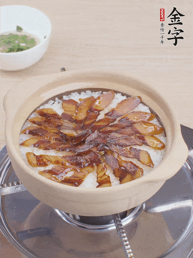 快收水時，鋪醬油肉，鍋邊淋點油，轉動砂鍋，燜煮2分鐘。