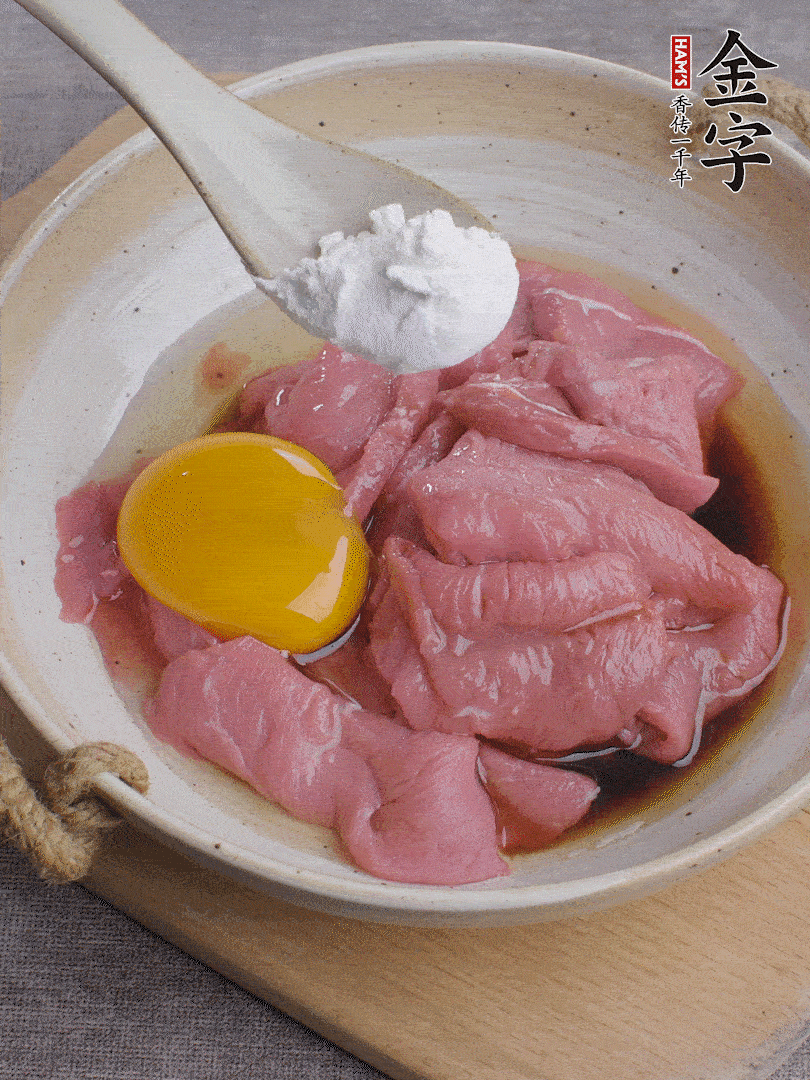 牛肉切片，雞蛋1個(gè)、水2勺、料酒1/2勺、生抽1/2勺、生粉1勺腌15分鐘。