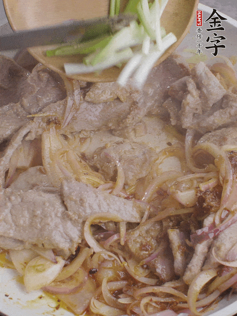 下牛肉、蔥段快炒。