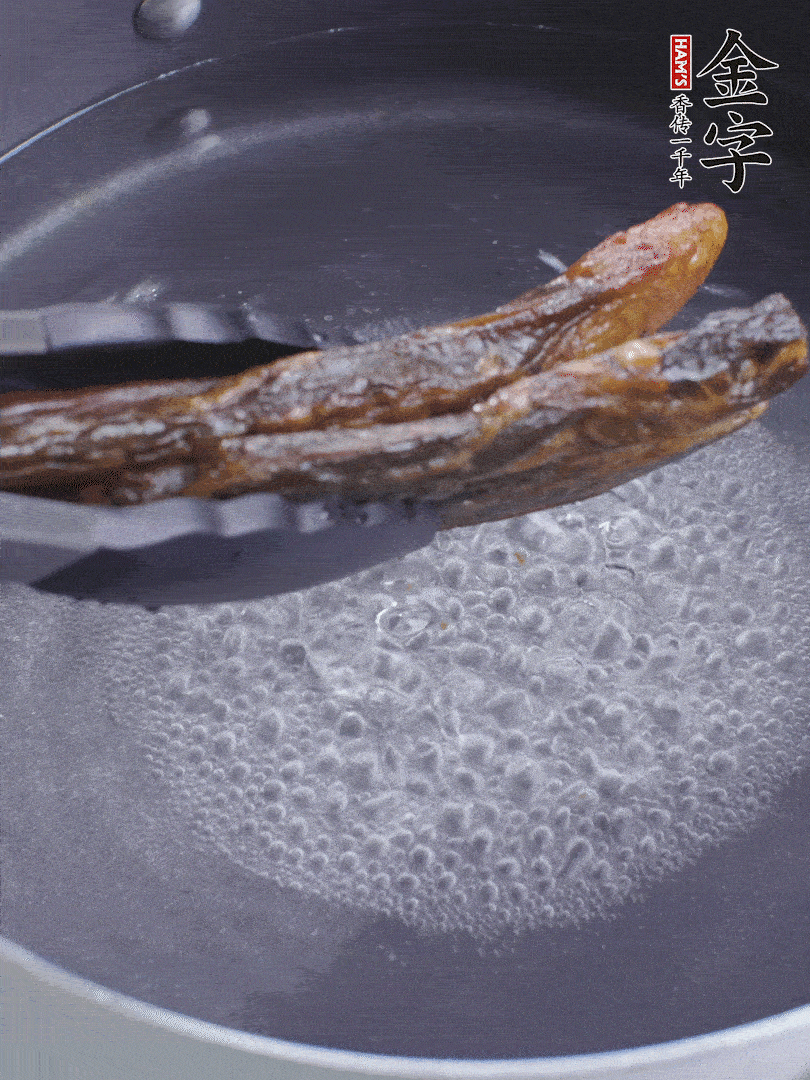 金字醬油肉水煮15分鐘，切薄片。