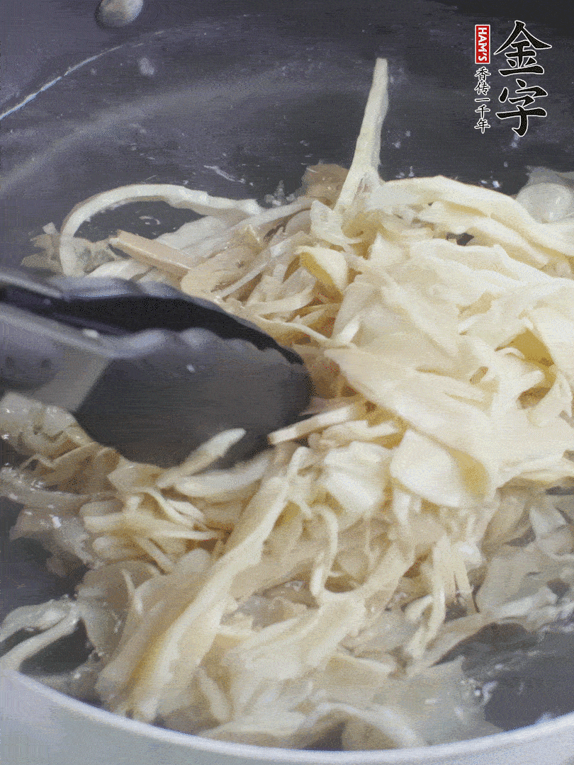糯米筍焯水1分鐘，過(guò)涼水，擠干水份。