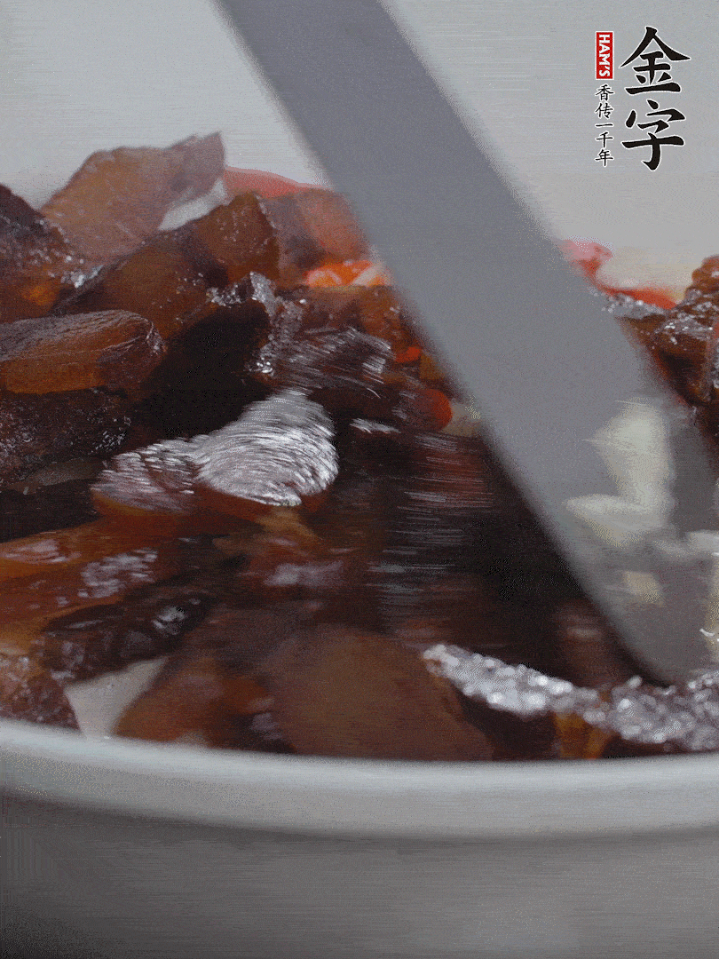 下醬油肉，煸出油脂。