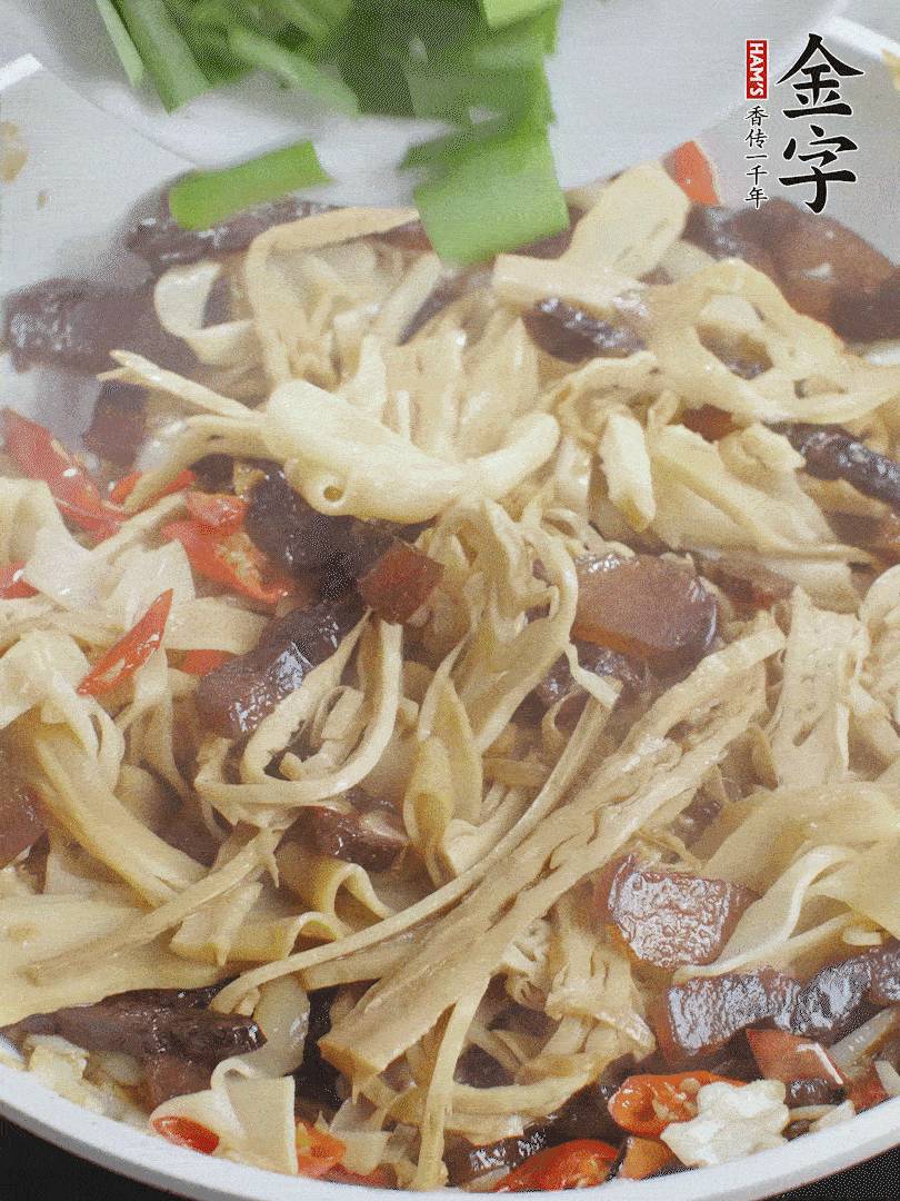 翻炒均勻，下蒜葉。