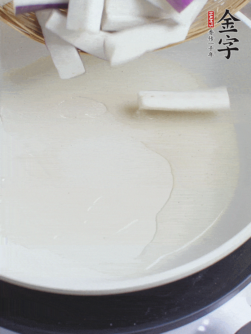 杭茄洗凈去蒂，縱向剖成4份，切成長10cm左右的段。白洋蔥切絲。口蘑洗凈去掉柄。紅椒切菱形片。