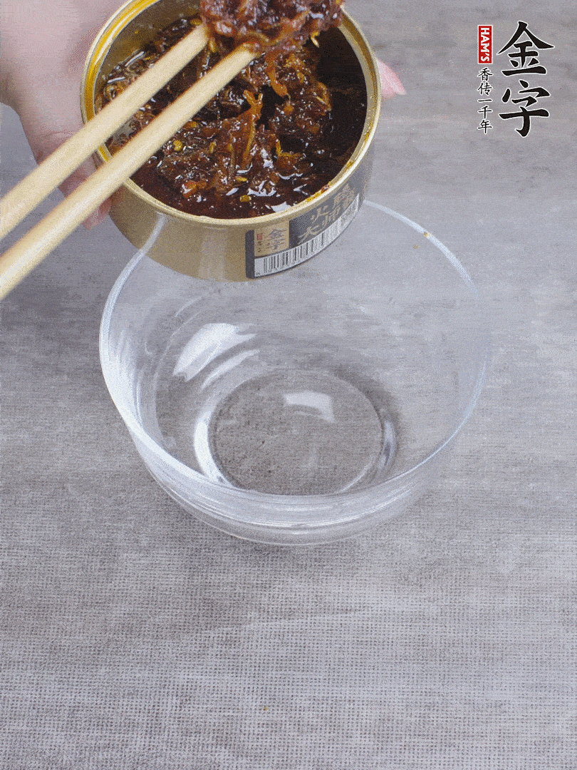 金字火腿大師醬2勺、醬油1勺、白砂糖1/2勺調勻。