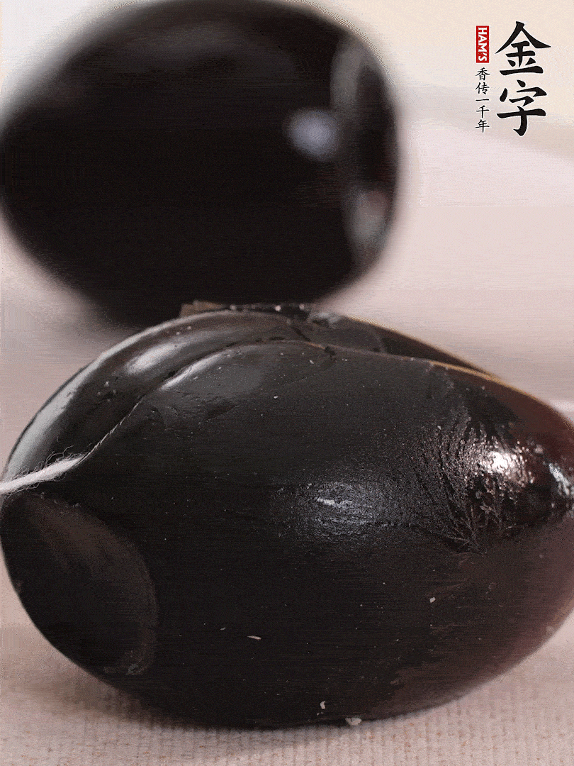 娃娃菜金針菇去跟洗凈，皮蛋改刀。