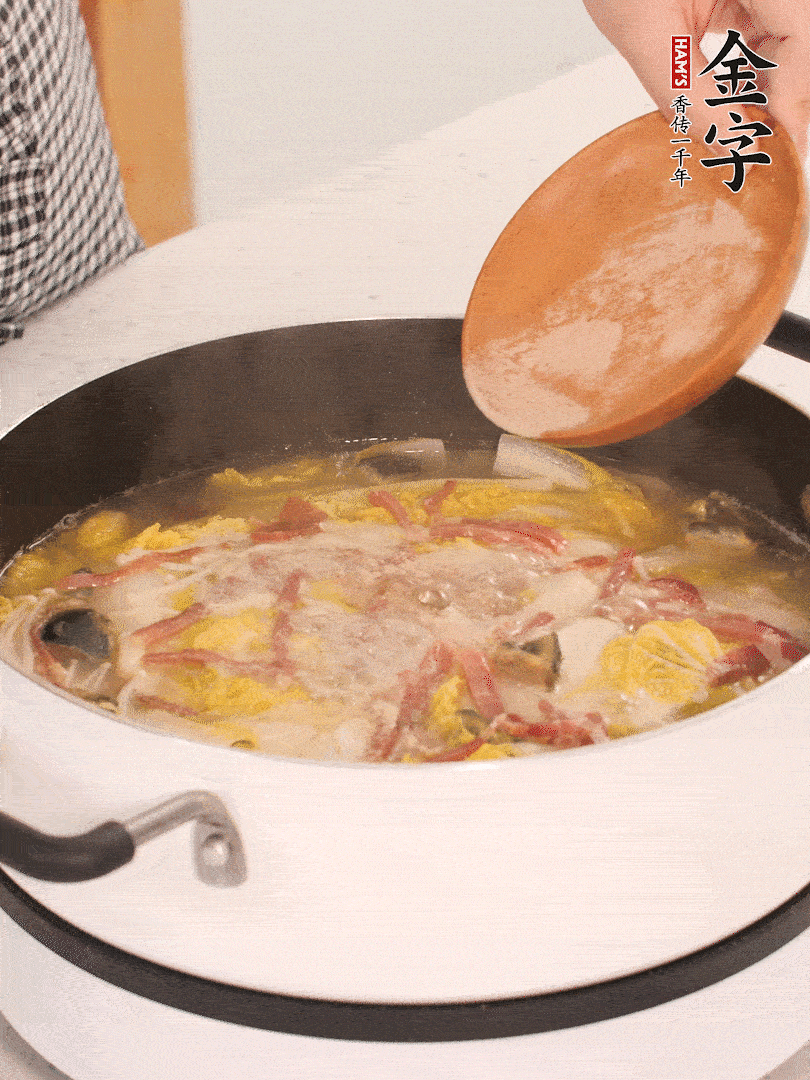 加適量的白胡椒調(diào)味。
