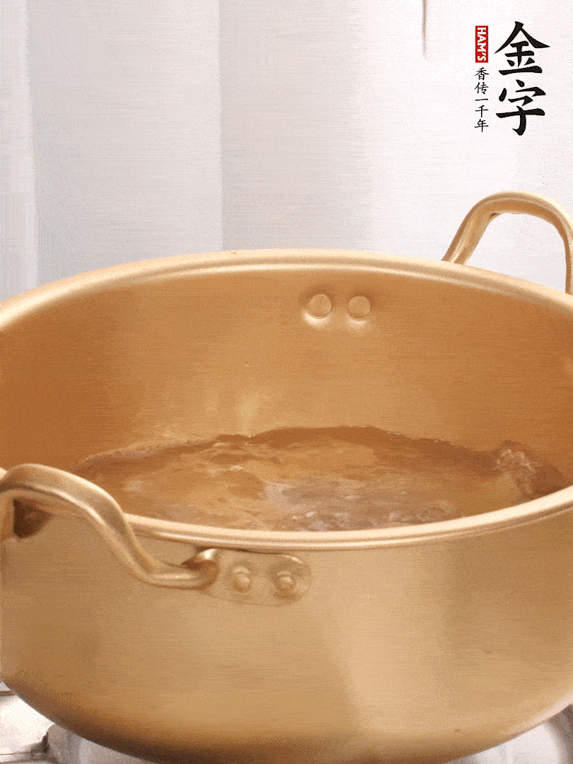 排骨加姜片、料酒，冷水下鍋焯水，撇去浮沫。