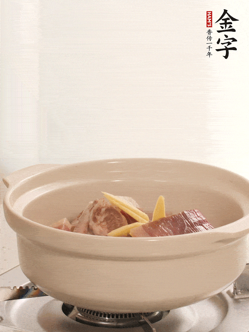 湯鍋放入排骨、火腿、姜，加適量水。煮開(kāi)后轉(zhuǎn)小火燉40分鐘。