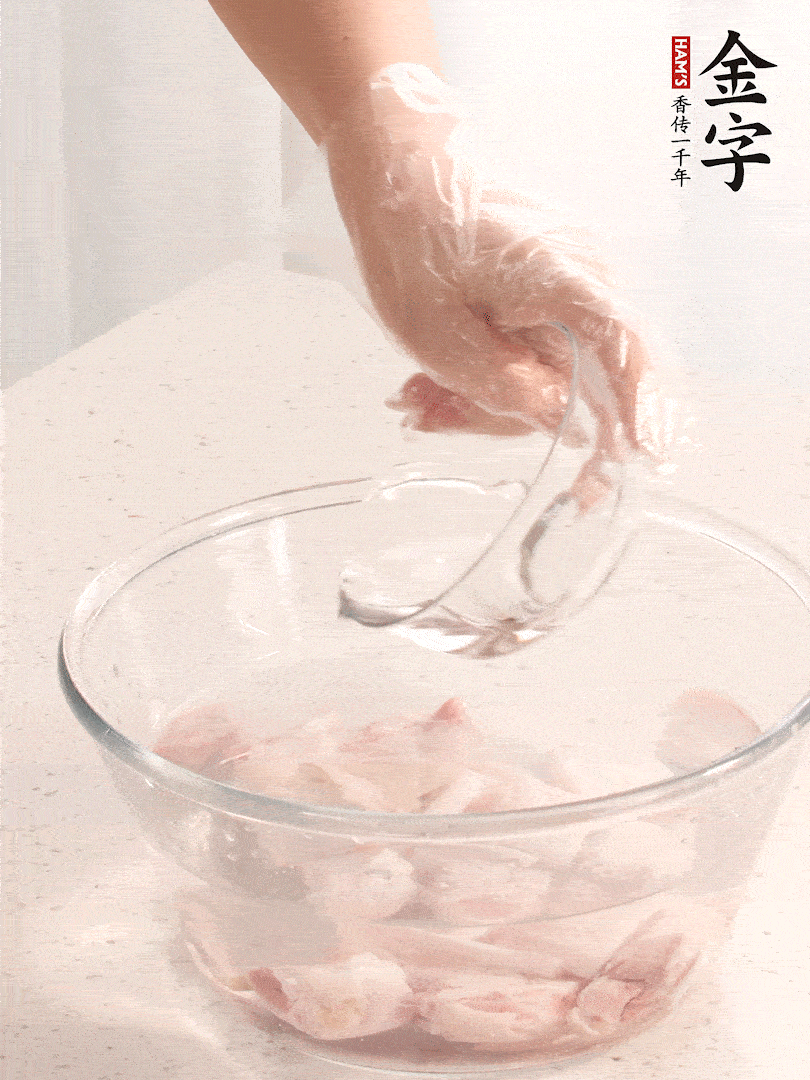 豬蹄除去雜毛、刮去油膩，斬成大塊，冷水浸泡半小時(shí)出血水，冷水下鍋，放入姜片、醋去腥，水燒開(kāi)大約2分鐘，撈出。（白醋能夠讓豬蹄更白凈）