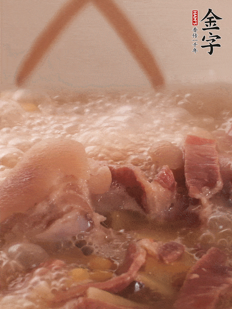 大火將水煮開(kāi)后，蓋上鍋蓋，轉(zhuǎn)小火慢燉1個(gè)半小時(shí)。