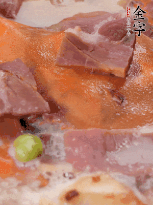 放適量料酒、清水煮到沸騰，再下蟹塊燜煮8分鐘。