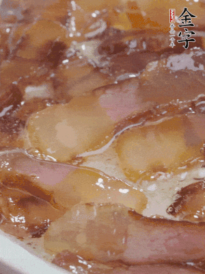 油5成熱，醬油肉煸香。