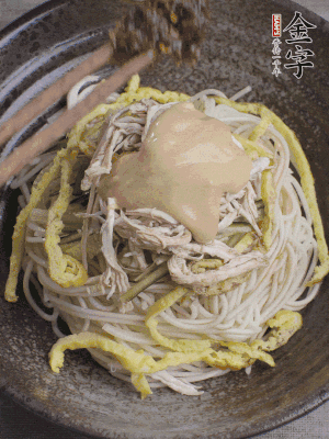 生抽1勺、醋1勺、芝麻醬1勺、金字火腿大師醬1勺。