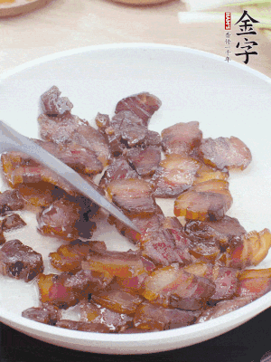 熱鍋少油，醬油肉煸出油脂，盛出。