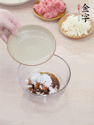 熱油起鍋，五花肉煸出油脂，表面微微發(fā)黃。