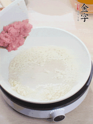下火腿片、筍干均勻翻炒后，加2勺料酒、適量清水。