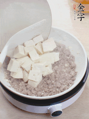 放豆腐翻拌均勻，倒料汁燜煮。