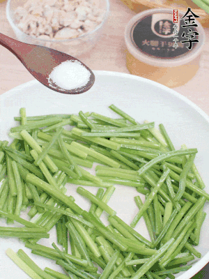 起鍋熱油，下韭菜苔炒至變色。加少許鹽。