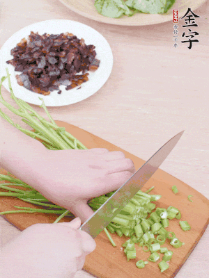 空心菜摘掉葉子，菜梗切成丁。