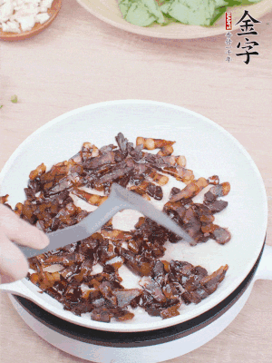 起鍋熱油，煸香醬油肉，撥拉到一邊。
