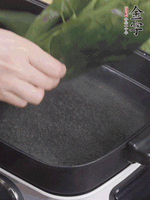 粽葉入沸水煮1分鐘，翻面再煮1分鐘，清洗干凈加水浸泡。