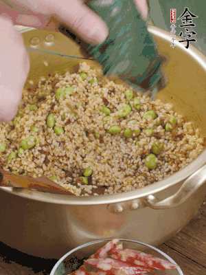 再附一張粽子，一齊向后折疊，線繩捆綁。