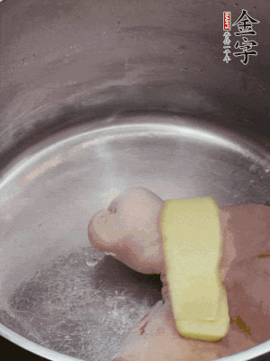 撈出洗凈后，加蔥姜、黃酒二遍焯水。