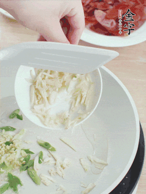 油4成熱，下蔥姜蒜、干辣椒、花椒煸出香味。