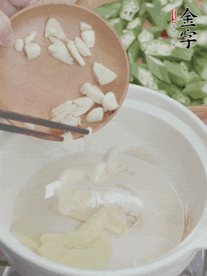 砂煲熱油，姜蒜、辣椒煸香。