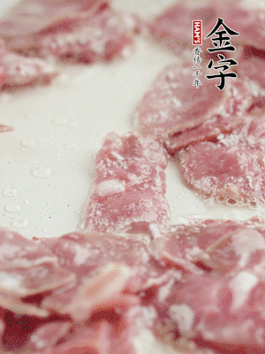 炒鍋熱油，下培根火腿煸炒。