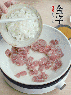 依次下洋蔥、紅菜椒、豌豆粒、玉米粒翻炒均勻。