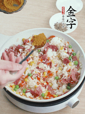 1勺咖喱粉、1/2勺鹽，少許黑胡椒碎炒均。