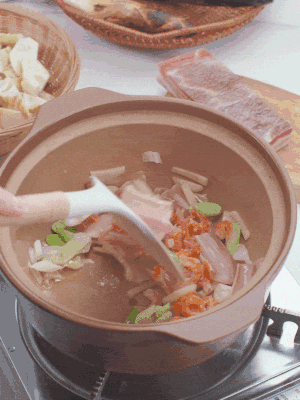 砂鍋中倒入油，放入姜片、蔥段、咸肉、海米炒出香味。